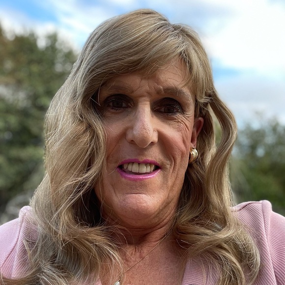 Meet your Posher, Lori - Picture 2 of 2